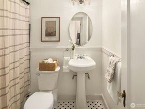 5810 Cowen Place NE 106, Seattle WA 98105