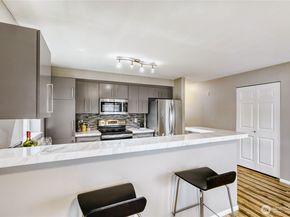 10511 Midvale Avenue N 302, Seattle WA 98133