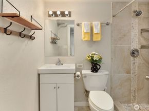 7117 12th Avenue NE, Seattle WA 98115