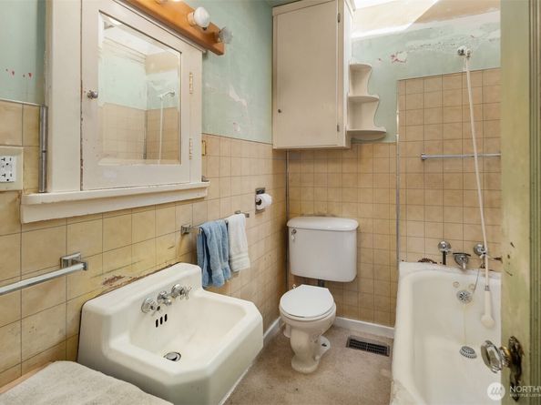 5202 35th Avenue SW, Seattle WA 98126