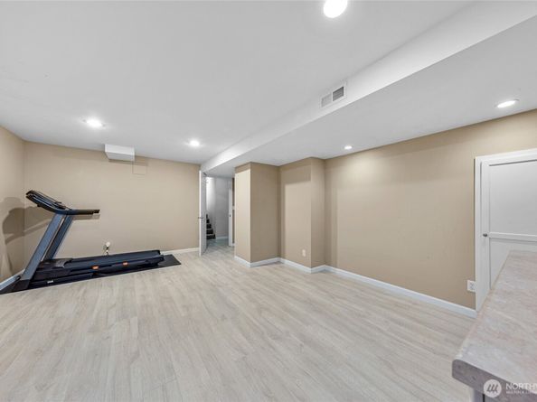17127 NE 8th Place, Bellevue WA 98008