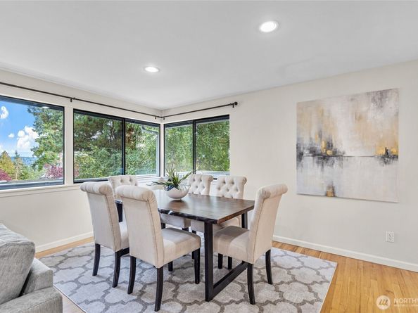 17127 NE 8th Place, Bellevue WA 98008
