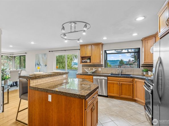 17127 NE 8th Place, Bellevue WA 98008