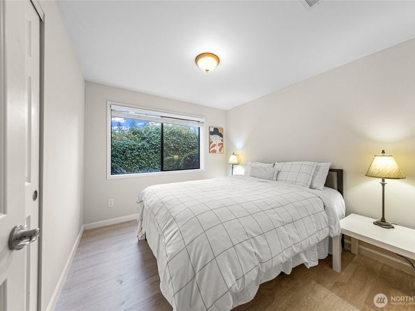 17127 NE 8th Place, Bellevue WA 98008