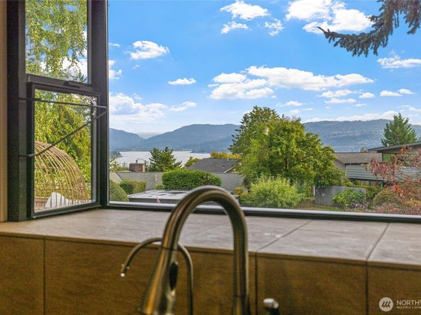 17127 NE 8th Place, Bellevue WA 98008