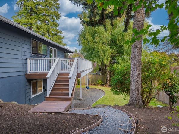 17127 NE 8th Place, Bellevue WA 98008
