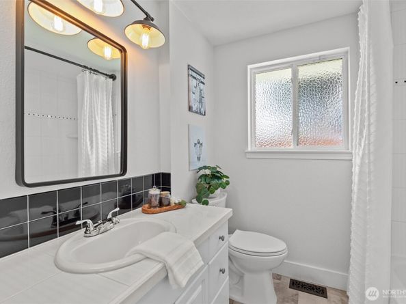 915 Monroe Avenue NE, Renton WA 98056