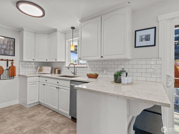 915 Monroe Avenue NE, Renton WA 98056