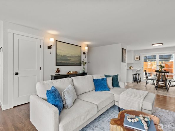 915 Monroe Avenue NE, Renton WA 98056