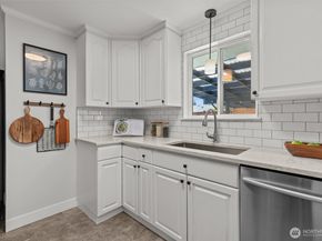 915 Monroe Avenue NE, Renton WA 98056