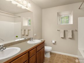 122 Ilwaco Place SE, Renton WA 98059