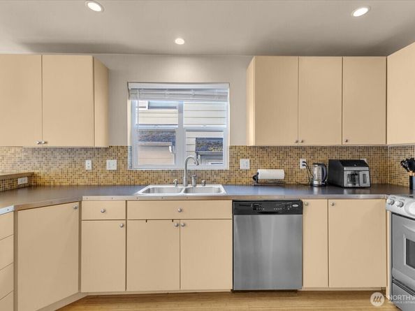 1719 SW Henderson Street, Seattle WA 98106