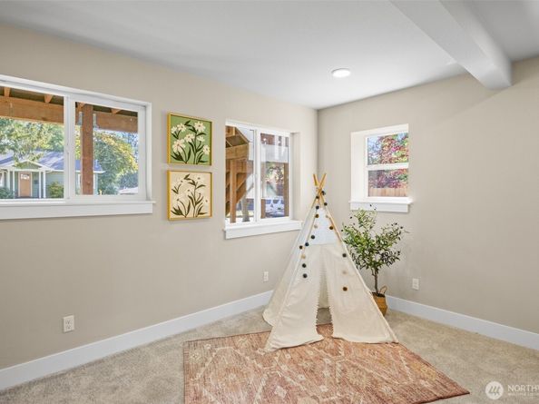 9547 Wallingford Avenue N, Seattle WA 98103