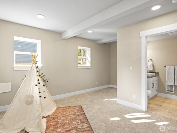 9547 Wallingford Avenue N, Seattle WA 98103