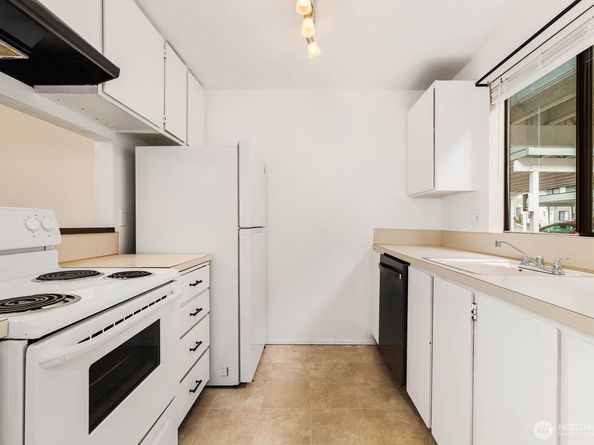 1040 S 320th Street 18, Federal Way WA 98003