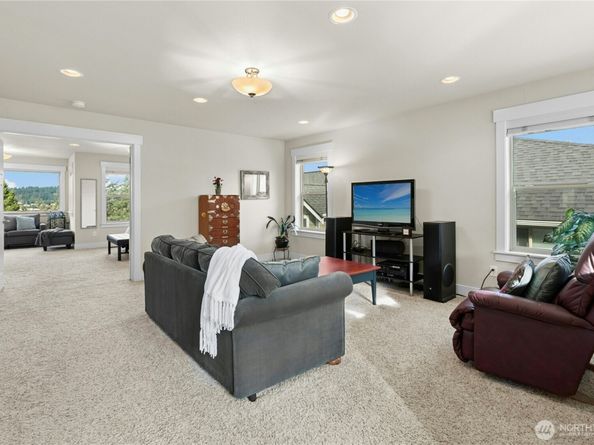 2744 NW Pine Cone Place, Issaquah WA 98027
