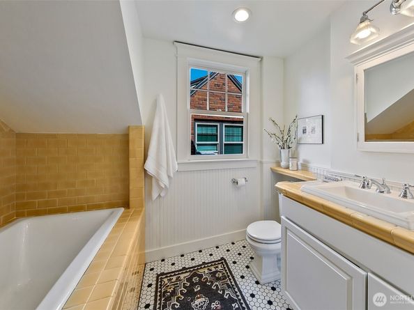 3879 44th Avenue NE, Seattle WA 98105