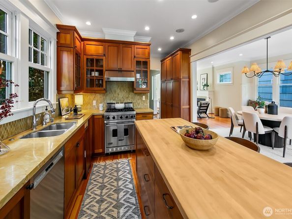 3879 44th Avenue NE, Seattle WA 98105