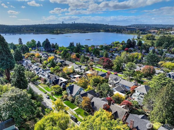 3879 44th Avenue NE, Seattle WA 98105
