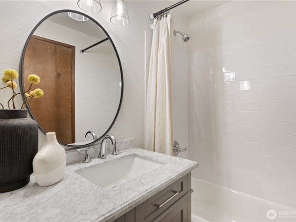 7021 Sand Point Way B204, Seattle WA 98115