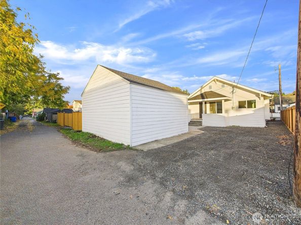 305 Meadow Avenue N, Renton WA 98057