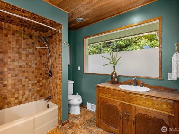 2008 E Lake Sammamish Parkway NE, Sammamish WA 98074