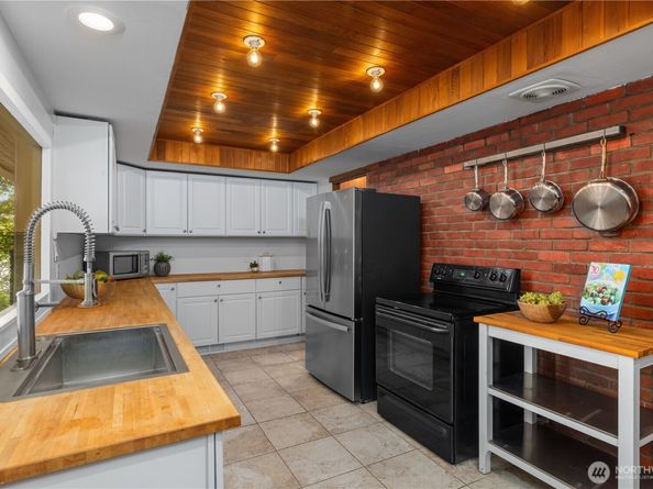 2008 E Lake Sammamish Parkway NE, Sammamish WA 98074