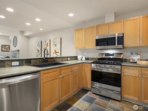 1000 Cabin Creek Lane SW B204, Issaquah WA 98027