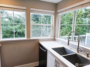 2272 Newport Way NW 14, Issaquah WA 98027