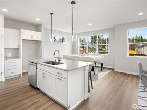 586 SW 97th St 3, Seattle WA 98106