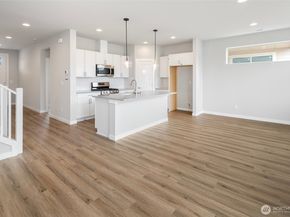 586 SW 97th St 3, Seattle WA 98106