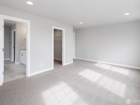 586 SW 97th St 3, Seattle WA 98106