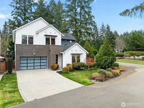 8784 NE Winslow Grove Court, Bainbridge Island WA 98110