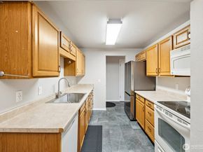 5502 220th Street SW D201, Mountlake Terrace WA 98043