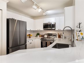 424 102nd Street SE 108, Bellevue WA 98004