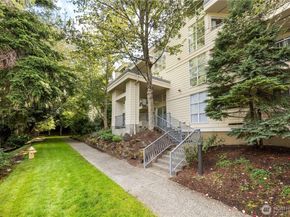 424 102nd Street SE 108, Bellevue WA 98004