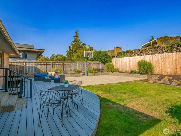 3232 43rd Avenue W, Seattle WA 98199