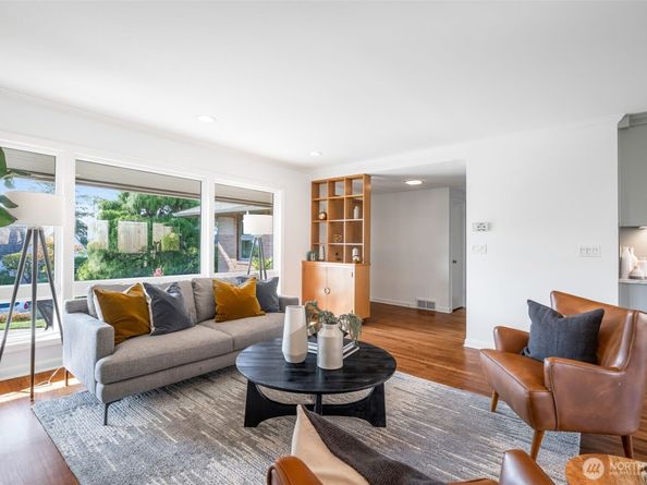 3232 43rd Avenue W, Seattle WA 98199