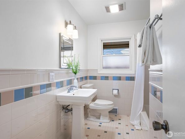 3232 43rd Avenue W, Seattle WA 98199