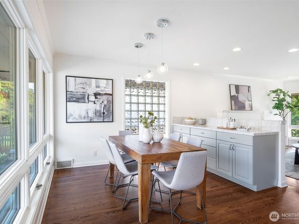 3232 43rd Avenue W, Seattle WA 98199