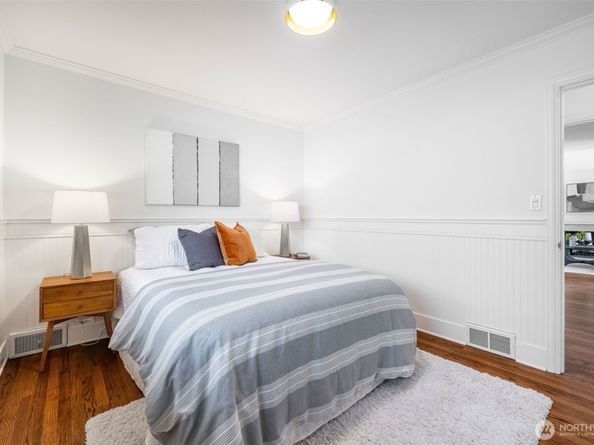 3232 43rd Avenue W, Seattle WA 98199