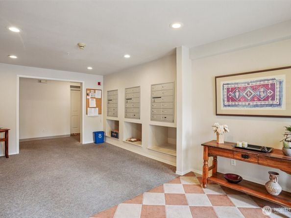 12034 15th Avenue NE 204, Seattle WA 98125