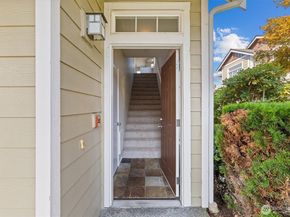 573 241st Lane SE 4, Sammamish WA 98074