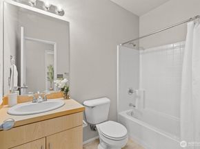 573 241st Lane SE 4, Sammamish WA 98074