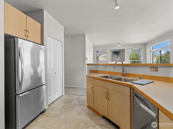 573 241st Lane SE 4, Sammamish WA 98074