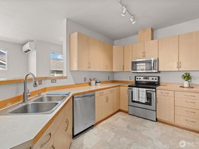 573 241st Lane SE 4, Sammamish WA 98074