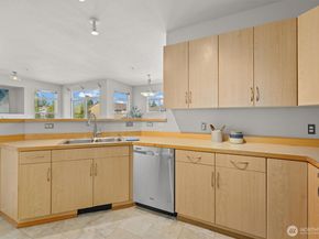 573 241st Lane SE 4, Sammamish WA 98074