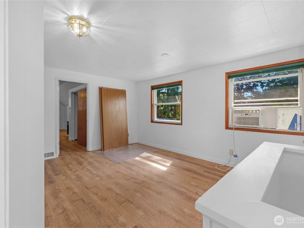 15931 SE 1st Street, Bellevue WA 98008