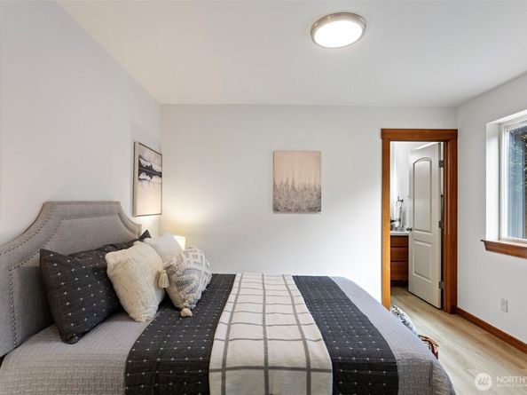 14011 Roosevelt Way N, Seattle WA 98133