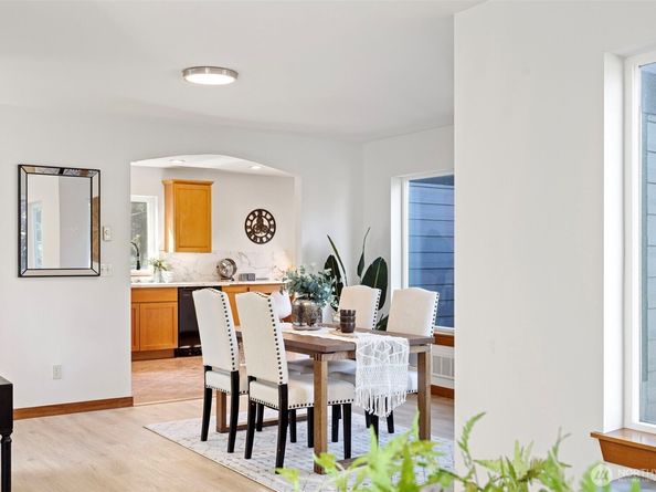 14011 Roosevelt Way N, Seattle WA 98133